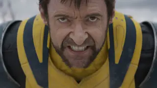 Primo piano di Hugh Jackman con espressione arrabbiata, indossa la tuta iconica di Wolverine. Un momento intenso da un film di Hugh Jackman.