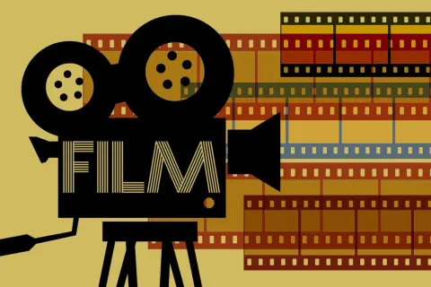Cine d'America Latina: una cinepresa vintage con pellicole colorate evoca storie e visioni.