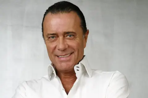 Ritratto di Gianni Nazzaro, sorridente, con camicia bianca. La sua morte ha lasciato un vuoto.
