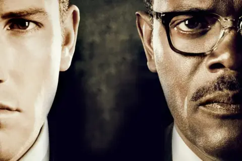 Primo piano di Ben Affleck e Samuel L. Jackson, volti divisi. Un'immagine iconica del film "Hypothesis of Crime".