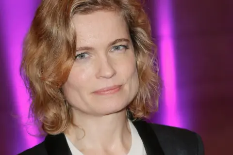 Sarah Biasini, attrice, con un sorriso accennato. Si parla del suo marito.