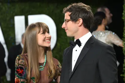 Andy Samberg e Melissa Benoist sorridono, un momento che ricorda i loro film e programmi TV.