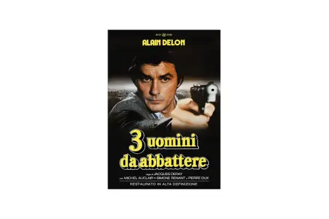 Alain Delon punta una pistola, pronto ad affrontare tre uomini da abbattere.