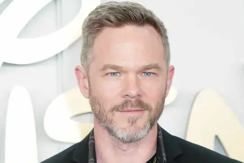 Shawn Ashmore, noto per i suoi ruoli in film e programmi TV, con occhi azzurri penetranti e barba grigia.