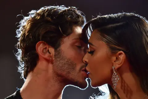Belen e Stefano De Martino, ultime notizie: un bacio appassionato che fa sognare i fan.