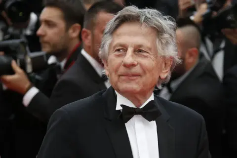 Roman Polański, con un sorriso enigmatico, si presenta sul red carpet, pronto a presentare il suo prossimo film.