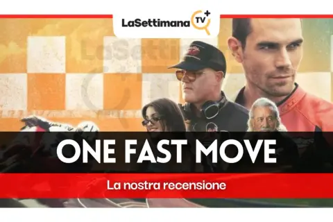 Volti di uomini e donne, con un uomo in primo piano con una tuta da moto arancione. Sotto, il titolo "ONE FAST MOVE" e "La nostra recensione".
