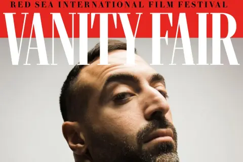 Mohammed Al Turki, protagonista di Vanity Fair al Red Sea International Film Festival, con sguardo intenso.