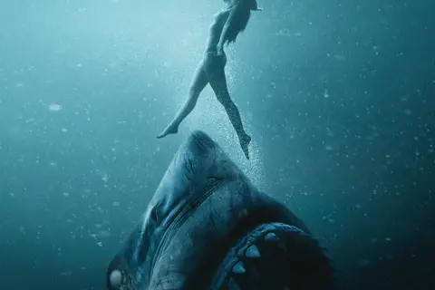 Una donna nuota sopra un enorme squalo, in un'immagine che evoca il terrore di "47 metri - Uncaged".