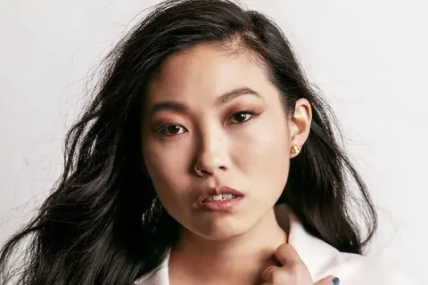 Primo piano di Awkwafina, attrice nota per i suoi film e programmi TV.