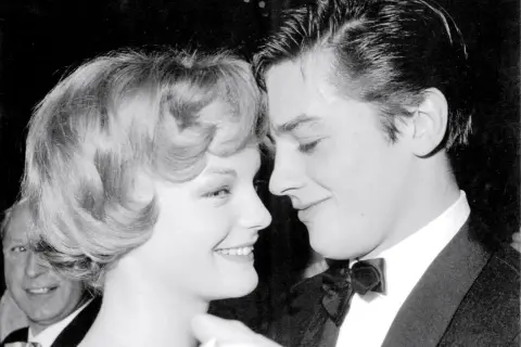 Alain Delon e Romy Schneider, un amore immortalato. Forse lui le sta per consegnare una lettera d'amore.