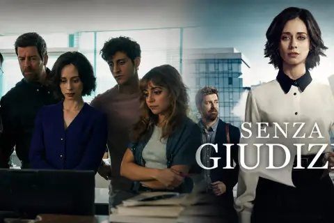 Un gruppo di persone guarda uno schermo, mentre in primo piano campeggia il titolo "Senza Giudizio serie tv".
