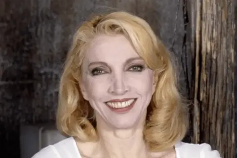 Mariangela Melato sorride, un'icona del cinema italiano. La sua causa morte è stata una malattia.