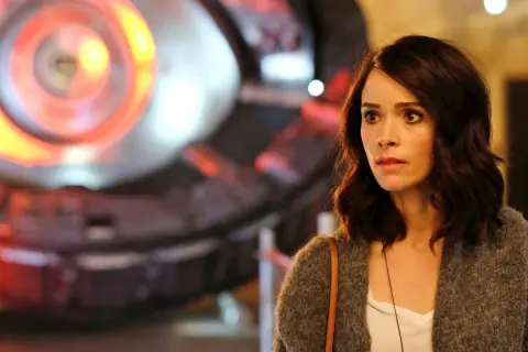 Abigail Spencer, in un momento di sorpresa, in una scena di film e programmi TV.