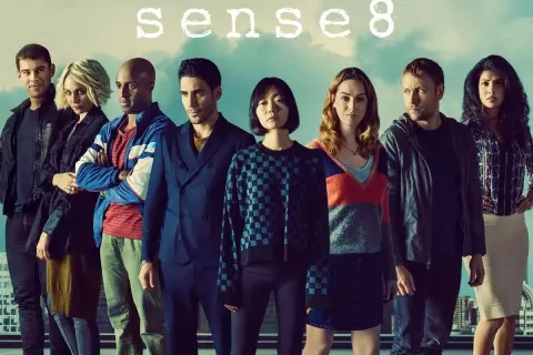 Il cast di Sense8, otto persone diverse ma connesse, posano insieme sotto un cielo nuvoloso.