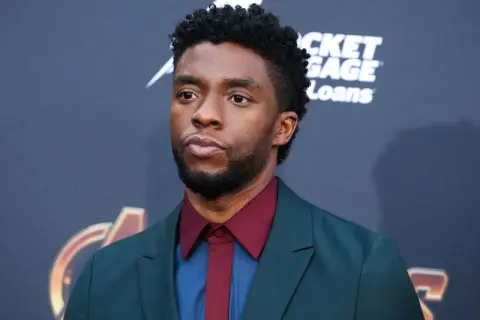 Chadwick Boseman, l'indimenticabile attore di Black Panther, con un look elegante.