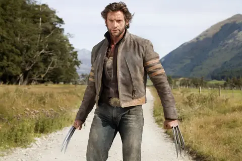 Hugh Jackman nei panni di Wolverine, con artigli estesi, in una scena di "X-Men Le Origini - Wolverine".