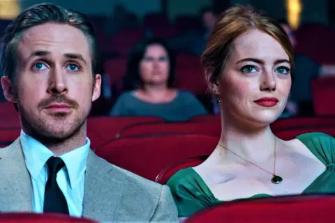 Il cast di La La Land, Ryan Gosling ed Emma Stone, seduti in un cinema, sognano il loro futuro.