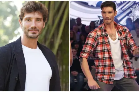 Stefano De Martino sorride in primo piano a sinistra, con una giacca nera su una maglietta bianca. A destra, Stefano De Martino in camicia a quadri rossa, con tatuaggi visibili.