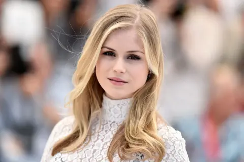 Erin Moriarty, con un abito di pizzo bianco, appare serena, nonostante le voci sulla sua erin moriarty malattia.