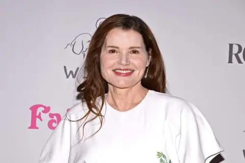 Geena Davis sorride, ricordando i suoi film.