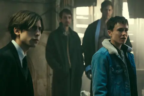 I fratelli Hargreeves si preparano per una nuova avventura in The Umbrella Academy 4, con sguardi preoccupati e determinati.