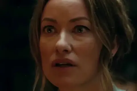 Primo piano di Olivia Wilde con espressione sorpresa, un'attrice che ha recitato in molti film e programmi TV.