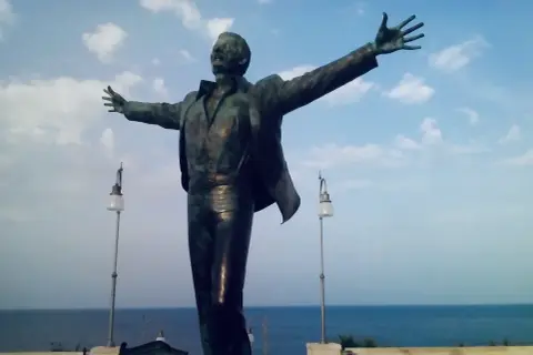 Statua di Domenico Modugno, simbolo della sua nascita artistica e della sua celebre canzone.