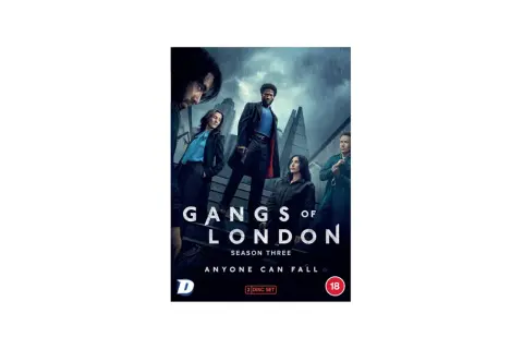 Il poster di "Gangs of London" Stagione 3 mostra un gruppo di personaggi minacciosi sotto la pioggia, pronti a combattere per il potere.