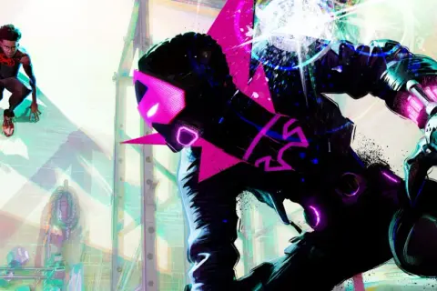 Miles Morales salta in azione, anticipando l'uscita di Spider-Man: Beyond the Spider-Verse. Un nemico robotico con dettagli rosa neon si avvicina.