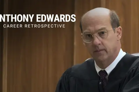 Anthony Edwards (attore) in veste di giudice, con testo "Career Retrospective".