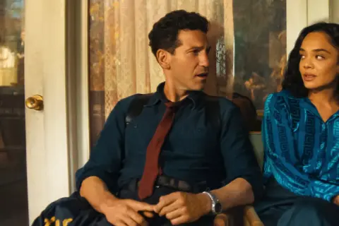 Un uomo e una donna seduti vicini, lui con camicia blu e cravatta rossa, lei con camicetta blu decorata. Sembrano discutere, forse ognuno cerca di capire la sua verità.
