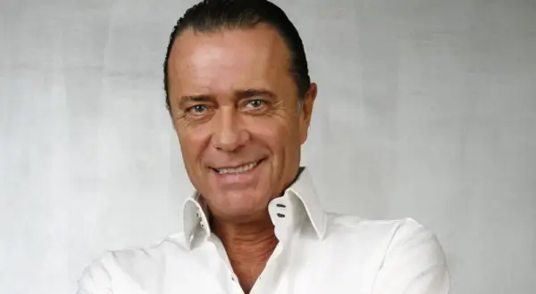 Ritratto di Gianni Nazzaro, sorridente, con camicia bianca. La sua morte ha lasciato un vuoto.