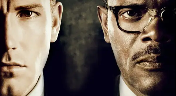 Primo piano di Ben Affleck e Samuel L. Jackson, volti divisi. Un'immagine iconica del film "Hypothesis of Crime".