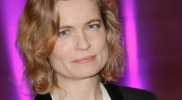 Sarah Biasini, attrice, con un sorriso accennato. Si parla del suo marito.