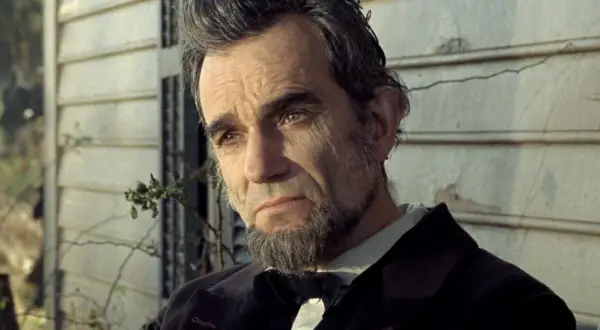 Daniel Day-Lewis nei panni di Lincoln, un ritratto intenso da un film che ha segnato la sua carriera.