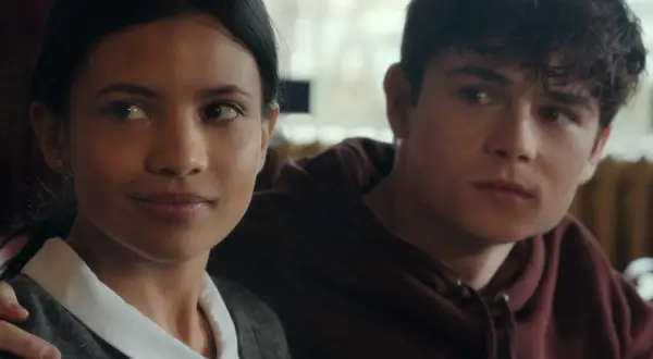 Il cast di uno splendido errore: un ragazzo e una ragazza si guardano con un'espressione pensierosa, lui le tiene un braccio attorno alle spalle.