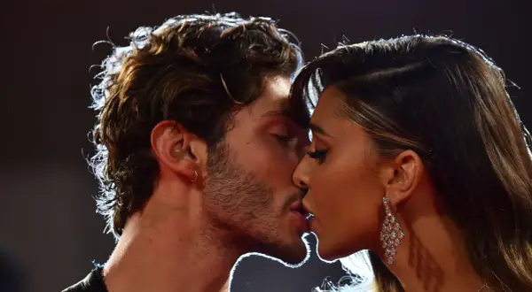 Belen e Stefano De Martino, ultime notizie: un bacio appassionato che fa sognare i fan.