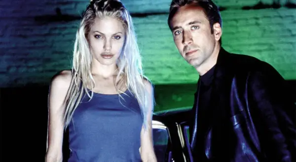 Angelina Jolie e Nicolas Cage, protagonisti di "Fuori in 60 secondi", con uno sguardo intenso e un'atmosfera carica di tensione.