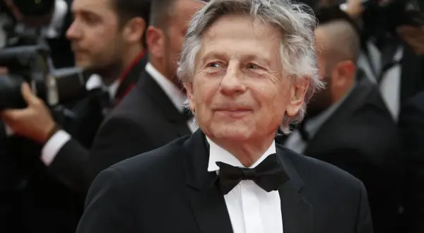 Roman Polański, con un sorriso enigmatico, si presenta sul red carpet, pronto a presentare il suo prossimo film.