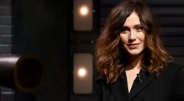 Gabriella Pession, con i suoi capelli castani mossi e un sorriso enigmatico, pronta per un nuovo film.
