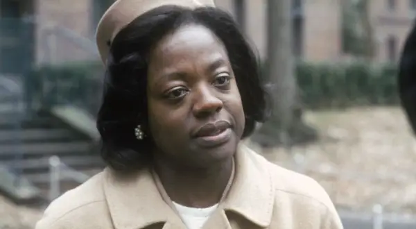 Viola Davis, con un cappello e un cappotto beige, in una scena di film e programmi TV.