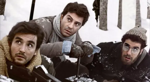 Tre uomini in un paesaggio innevato, con espressioni preoccupate. Ricorda un po' quando c'eravamo tanto amati, ma ora la situazione è tesa.