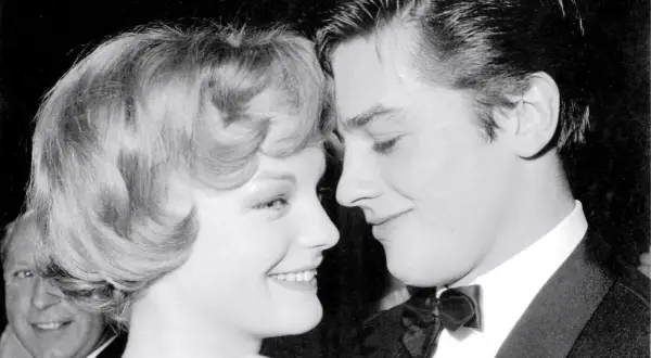 Alain Delon e Romy Schneider, un amore immortalato. Forse lui le sta per consegnare una lettera d'amore.