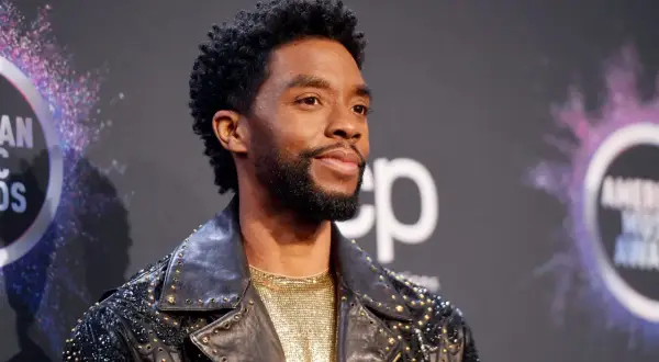 Chadwick Boseman, icona di Black Panther, prima della sua tragica morte. Indossa una giacca di pelle borchiata.