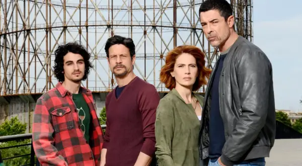 Il cast di "Io ti cercherò" posa davanti a una struttura metallica.