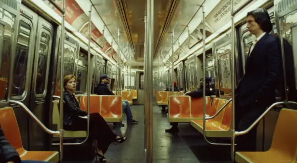 Una donna e un uomo in un vagone della metropolitana, seduti e in piedi. Un momento sospeso, forse l'inizio di una storia di un matrimonio.