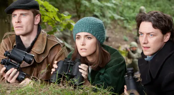 Il cast di X-Men: L'inizio in un momento di tensione, con binocoli puntati verso l'ignoto.