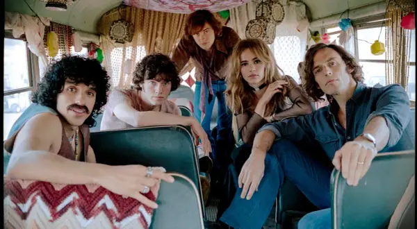 I membri di Daisy Jones & The Six, in un bus decorato, si preparano per un nuovo viaggio musicale.