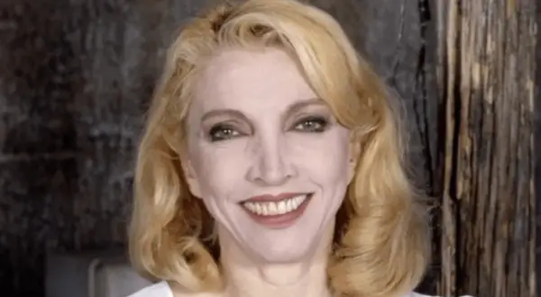 Mariangela Melato sorride, un'icona del cinema italiano. La sua causa morte è stata una malattia.